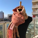 レンガ色とベージュのマフラー