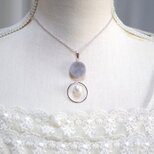 レジンアート　ラウンドモチーフとコットンパールとリングのペンダント〈雲に抱かれて〉