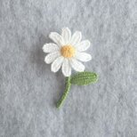 かぎ針で編んだブローチ　可愛いコサージュ　デイジーみたいな一輪のお花　まる花びら
