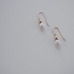 月と太陽 ｜ 淡水パールとゴールドビーズの14kgfフックピアス