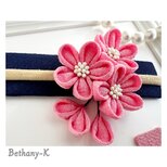 お宮参りやお食い初めに◆小花が可愛い和モダン髪飾りミニ(下がり付き)◆ローズピンク色の自分でもママでも簡単につけられるつまみ細工