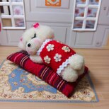 手のひらサイズのお眠の小さなマルチーズ