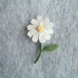 かぎ針で編んだブローチ　可愛いコサージュ　デイジーみたいな一輪のお花　平花びら