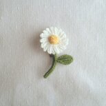 かぎ針で編んだブローチ　可愛いコサージュ　デイジーみたいな一輪のお花　いっぱい花