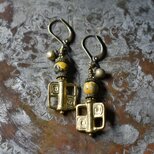 格子模様インドブラスとエクリプス、小さな民族鈴のピアス