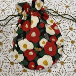 まぁるい巾着ポーチ　椿とネコ　ブラック