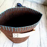 フェルトの小物入れ　茶色に水色の刺繍　軽くてかわいい