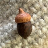 どんぐりのブローチ