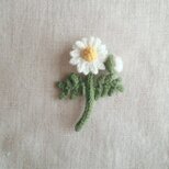 かぎ針で編んだブローチ　可愛いコサージュ　カモミールみたいなお花　1