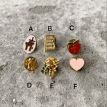 Vintage USA retro gold tone mini pin brooch