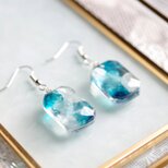 レジンアート　エメラルドカットのピアス〈青の洞窟〉