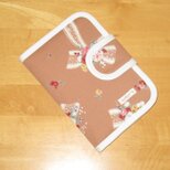 診察券・お薬手帳入れ★花とリボン柄（ピンクベージュ）