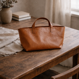 本革 スモールフィールドバッグ／ウォームブラウン｜アンバーを思わせる、赤みを含んだレザートート