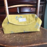 黄色に刺繍柄のぷっくりした巾広ポーチ（送料無料)のコピー