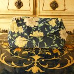 紺ねコーデュロイの花柄のぷっくりした巾広ポーチ（送料無料)