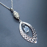 シルバーカラーのティアドロップ（しずく型）のネックレス ガラス メタルビーズ ステンレス可