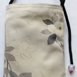 ８５８５　花柄の着物で作ったスマホポーチ