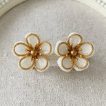 〈縁取りつまみ細工〉梅のイヤリング(白)