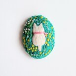 こねこと草花の刺繍ブローチ(botanical）#435