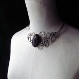 結晶を包み込んだオニキスのシルバーチョーカー