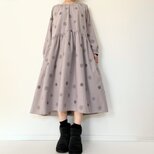 雪の結晶＊刺繍の水玉模様＊大人のリラックス長袖ワンピース＊冬景色ツリー＊綿100％＊ポケット付＊くすみグレー×あずき色