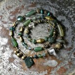 モスアゲートと水滴フランスヴィンテージビーズ、ローマングラス、ブラスビーズ、民族鈴のネックレス