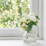 【枯れない花】スカビオサと白薔薇のフラワーアレンジ　White &Green マジカルウォーター　インテリアフラワー