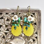 レモンイエローウエディングビーズとたわわなクリソコラ、白蝶貝の小花、民族鈴のピアス