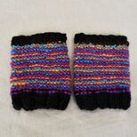 手つむぎ手編みのリストウォーマー 黒×カラフル