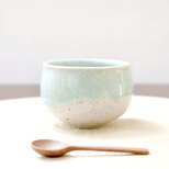 白御影土と水色硝子の小ぶりなお湯のみ