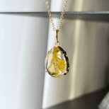 感謝と思いやりを、そっと胸元に宿して。今日という一日をやさしく彩る、ミモザ・ドロップ・ネックレス