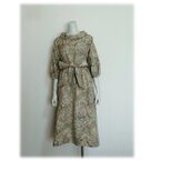 479　レトロなロールカラーワンピース　大島紬　ベージュ系　花柄　サッシュベルト付き　正絹