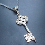 アンティークシルバー デザインキー（鍵）チャームのペンダント・ネックレス 長さ調整可 アジャスター可
