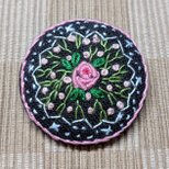 バラと小花のブローチ