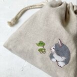 【受注制作】『カエルと猫』手描きコットンリネン巾着 ベージュ グレー猫 ハチワレ猫