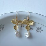 ゴールドの花びらとパールのピアス　(イヤリング）