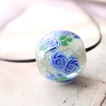 ブルーローズのとんぼ玉（ガラス玉）クリーム色／泡入り