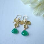 ゴールドの花びらとグリーンオニキスのしずくのピアス　(イヤリング）のコピー