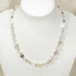 コンクシェルと貝パーツ、本水晶、アメシスト、ローズクォーツのネックレス（天然石、白蝶貝、マザーオブパール、桜色、誕生石）