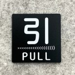 【送料無料】PULL 引サインブラックプレート［矢印右向き］正方形 ブラックカラー ドアサイン プル 引き扉 玄関のコピー