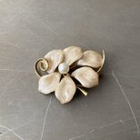 Vintage 80s-90s retro botanical flower enamel pearl brooch