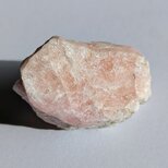 『ナイジェリア産のモルガナイト（＋クンツァイト、レピドライト、アクアマリンが共生している鉱物の一部です。）』