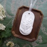 白いアロマストーン OVAL ■ オーナメント ■ 鈴蘭 すずらん ミュゲ　フラットデザイン