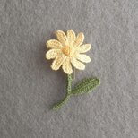 かぎ針で編んだブローチ　大人可愛いコサージュ　デイジーみたいな一輪のお花　イエロー　刺繍糸２本どり