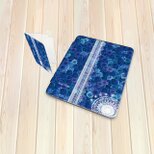 手帳型 iPadケース 【バックカバー：ハードタイプ】片面印刷/カメラ穴有/オートスリープ対応【ブルーローズⅥ】