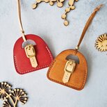 《コインが入る》真鍮バックルのミニバッグチャーム（本革ブラウン・レッド）