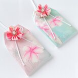 桜の微笑み｜桜のつまみ細工お守り袋（就職祝い・入学祝い／元巫女が仕立てる）