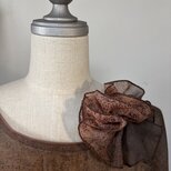 ペイズリー柄ラズベリーブラウンのコサージュ