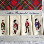 スコットランド製　衛兵ユニフォーム姿 手刺繍のリネン製ティーナプキン4枚セット