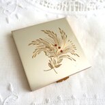 フランス製 薄型コンパクトケース 花のエングレービング飾り